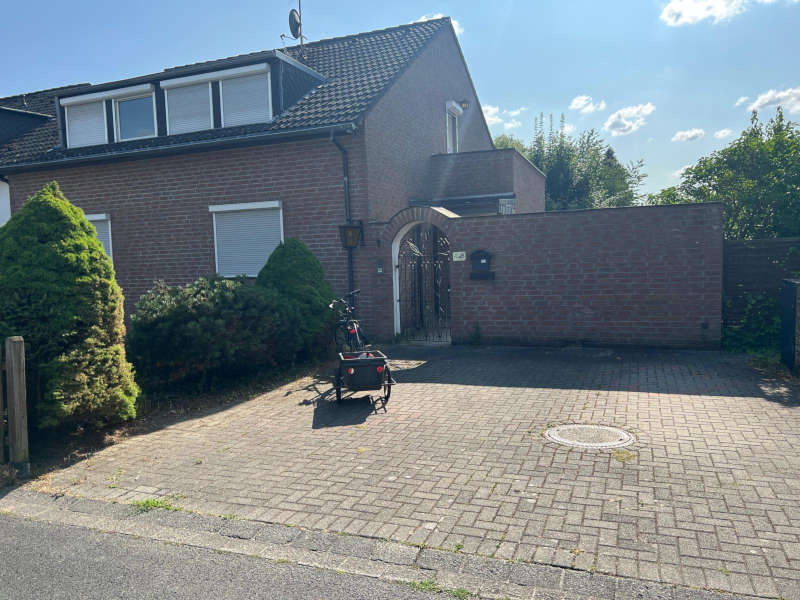 Haus, Gartentor, Parkplatz